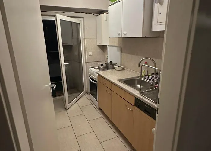 Schoenes In Bahnhofsnaehe In Einer Mit Grosser Terrasse Homestay szállás *