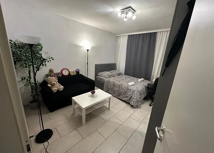 Schoenes In Bahnhofsnaehe In Einer Mit Grosser Terrasse Homestay szállás